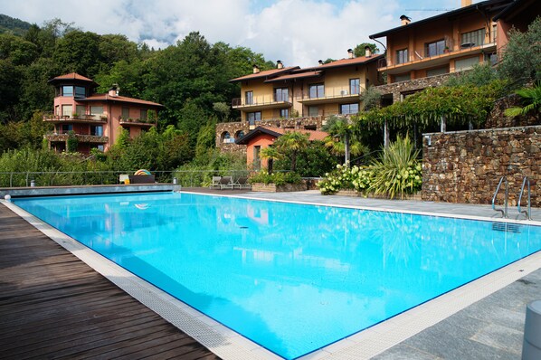 Seasonal outdoor pool, pool umbrellas, sun loungers - Bella Vita (Menaggio)