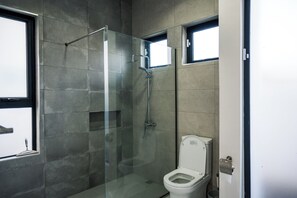 Shower, towels, soap, toilet paper - New, modern and cozy 3-bedrooms villa located in Grand Baie, (Grand Baie)
