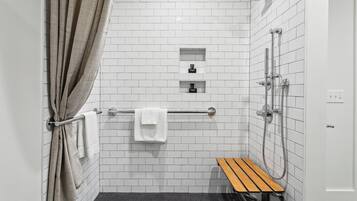 Dusch, hårtork, handdukar och tvål