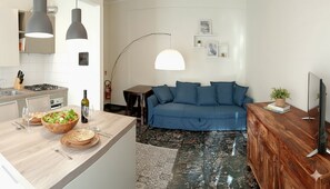 Apartment, Balkon | Wohnbereich | Flachbildfernseher