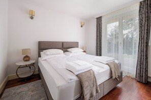 8 bedrooms, iron/ironing board, travel crib, free WiFi - Luxurious 8,000 sq ft Private Villa in Budapest – Exclusive Retreat (Budapest)