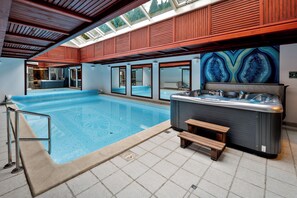 حمّام سباحة مُدفَّأ