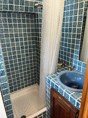 Dusche, Haartrockner, Handtücher