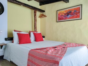 1 bedroom, desk, travel cot, free WiFi - Cottage Levada, rural retreat with ocean view (Arco da Calheta)