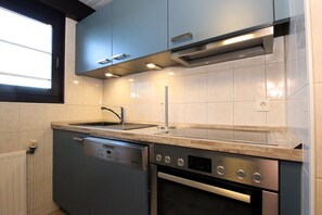 Fridge, microwave, oven, stovetop - Nurdachhaus in Burhave (Burhave)