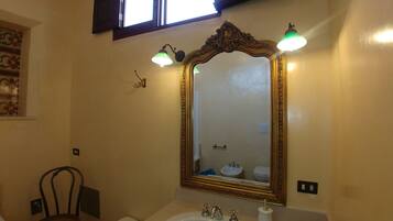 Haartrockner, HandtĂŒcher, Seife, Toilettenpapier