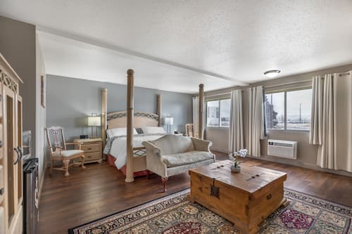 Suite | Premium bedding, iron/ironing board, free WiFi, bed sheets