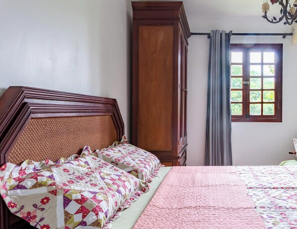 A bedroom with a wooden bed, a wardrobe, a window with curtains, and a chandelier. - Casa de Campo Familiar em Gravata 065D (Gravata)