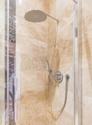 Apartamento, baño privado (Two Bedroom) | Baño | Ducha, artículos de higiene personal gratuitos y secador de pelo
