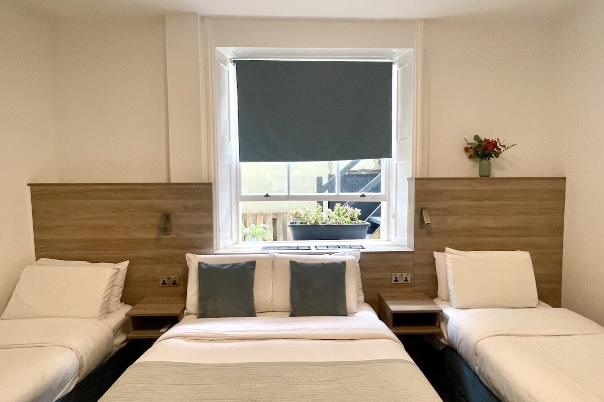 Premium vierpersoonskamer, en-suite badkamer | 1 slaapkamer, een bureau, een strijkplank/strijkijzer, gratis wifi