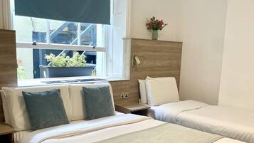 Habitación cuádruple ejecutiva, baño privado | Escritorio, tabla de planchar con plancha, wifi gratis