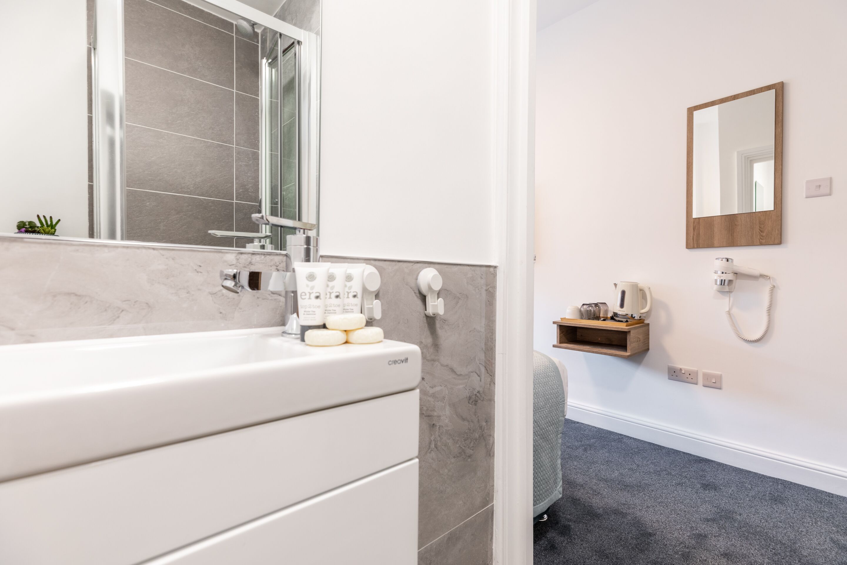 Habitación triple ejecutiva, baño privado | Baño | Ducha, artículos de higiene personal gratuitos y secador de pelo