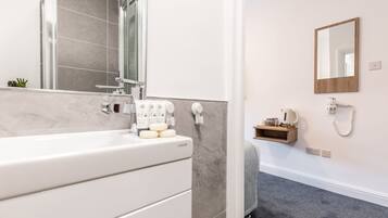 Habitación triple ejecutiva, baño privado | Baño | Ducha, artículos de higiene personal gratuitos y secador de pelo