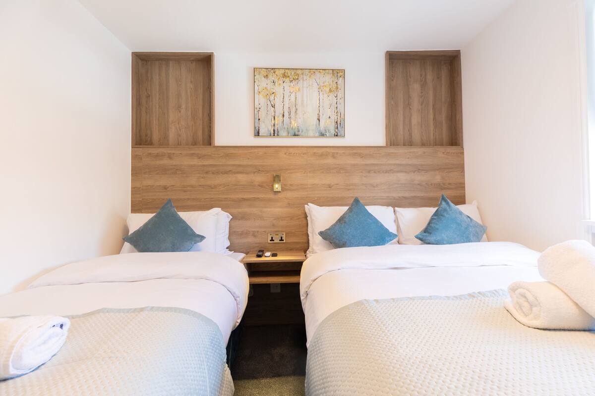标准双人房, 独立浴室 (With Extra bed) | 办公桌、熨斗/熨衣板、免费 WiFi