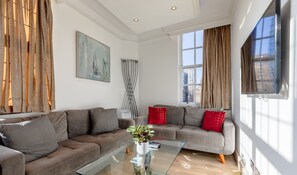 شقة فاخرة - بحمام خاص (Two Bedroom) | الإطلالة من المنشأة