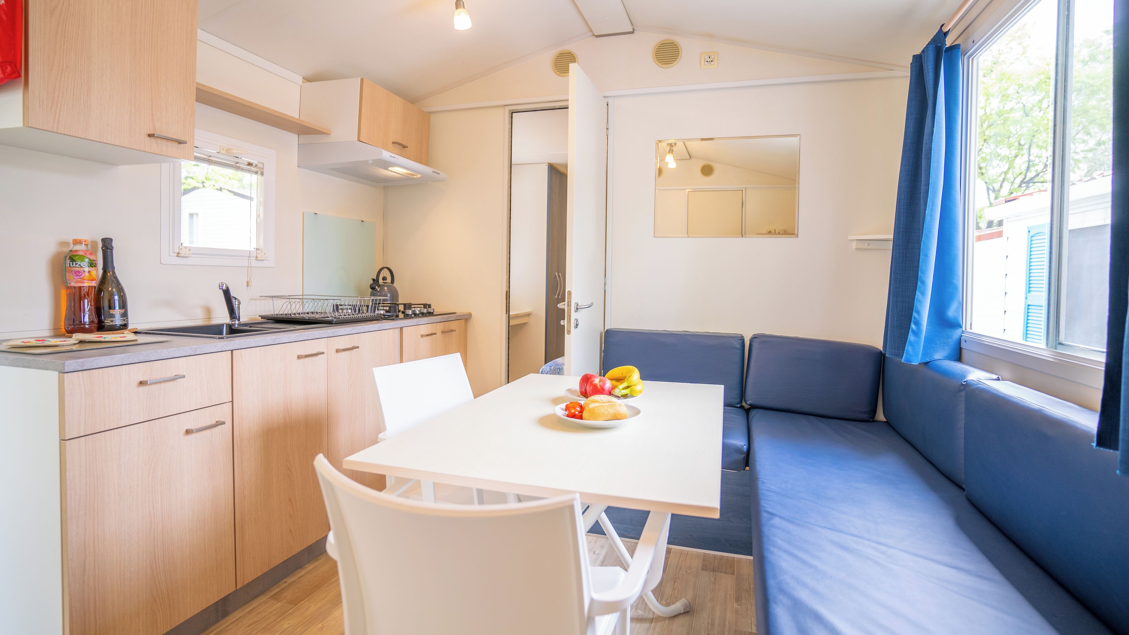 Casa móvil estándar | Cocina privada | Frigorífico, placa de cocina, trona infantil y utensilios de cocina