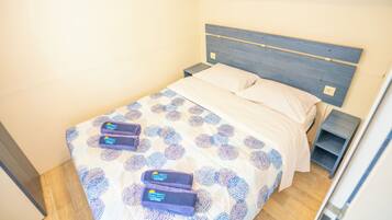 Standard Mobile Home | 2 bedrooms, blackout curtains, cots/infant beds