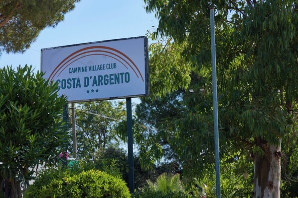 A sign for Camping Village Club Costa d'Argento. - Happy Camp in Costa D'Argento Camping  (Capalbio)