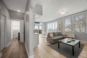 Een televisie en een kantoor