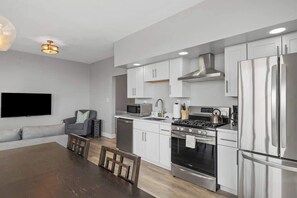 Fridge, microwave, oven, stovetop - Skyline Luxury - Stylish 1BR with Panoramic Views (Pittsburgh)