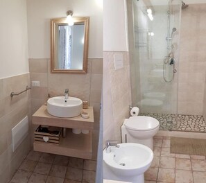 Dusch, hårtork, handdukar och tvål