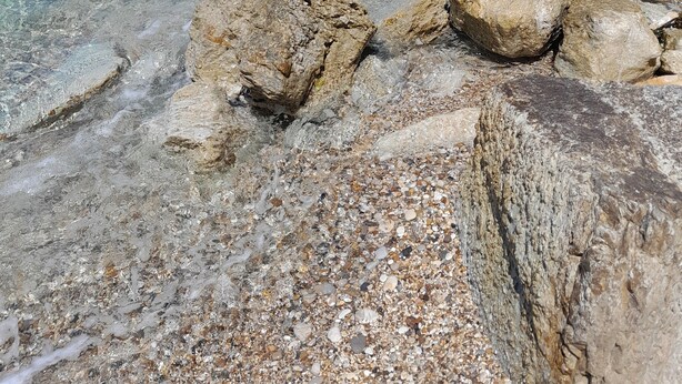 A rocky shoreline with clear water and a building on the rocks. - DE MEO GUEST HOUSE APPARTAMENT (Castellammare del Golfo)