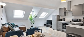 1-Bedroom Penthouse + Roof Terrace | Sleeps 4