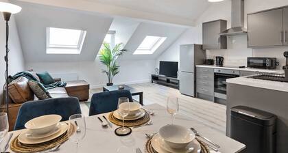 1-Bedroom Penthouse + Roof Terrace | Sleeps 4