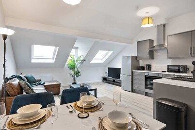 1-Bedroom Penthouse + Roof Terrace | Sleeps 4