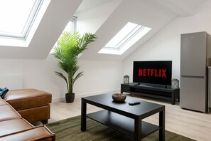 TV, offices - Sleek East Village Belfast Penthouse, Roof Terrace, walk to City Centre (Belfast)