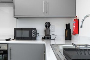 Fridge, microwave, oven, stovetop - Sleek East Village Belfast Penthouse, Roof Terrace, walk to City Centre (Belfast)