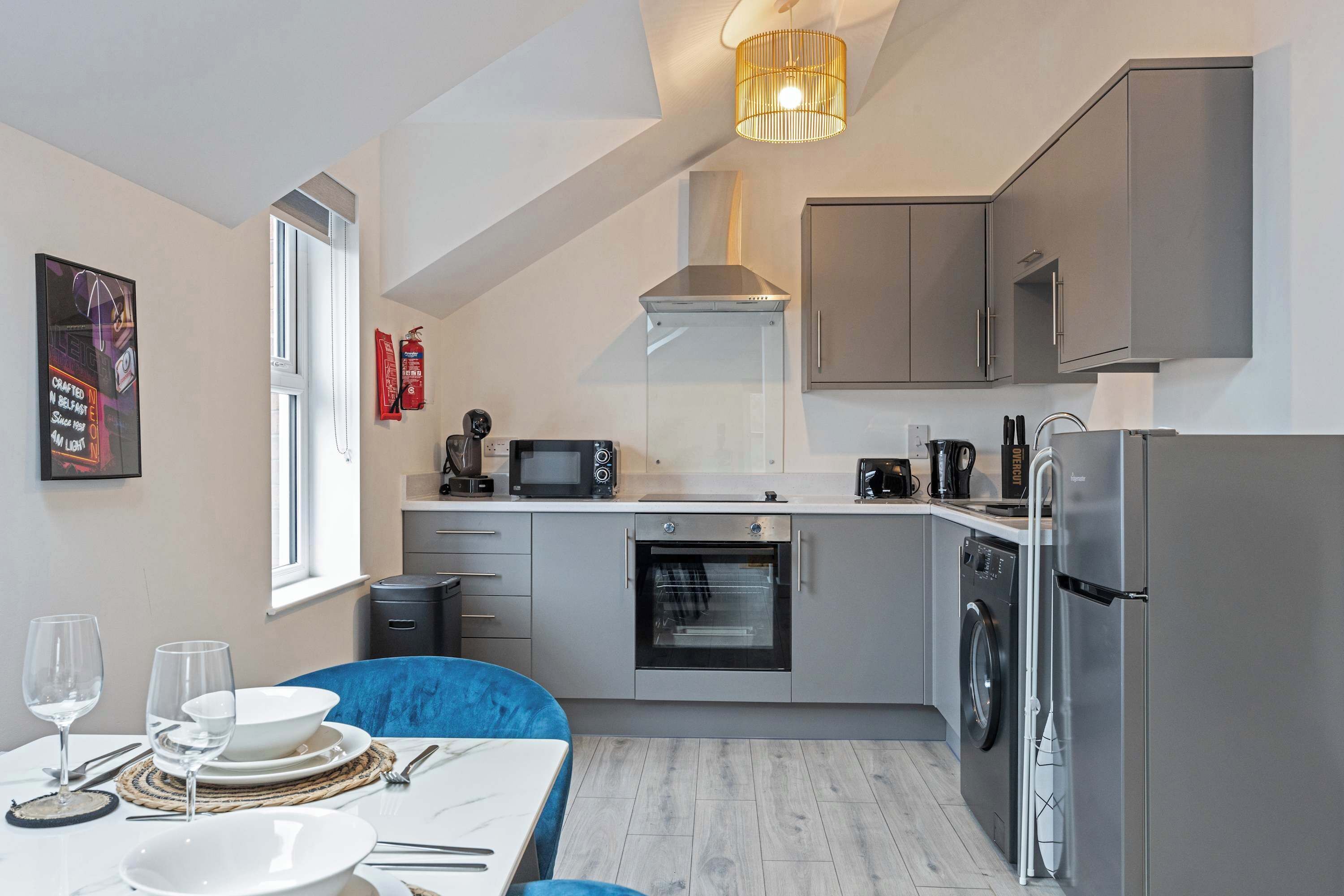 Kühlschrank, Mikrowelle, Ofen, Herdplatte