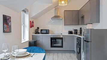 Kühlschrank, Mikrowelle, Ofen, Herdplatte