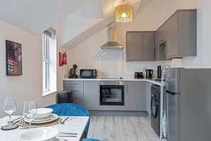 雪櫃、微波爐、焗爐、爐具