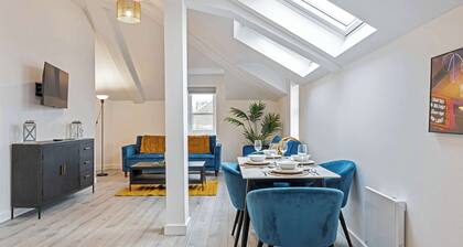 Stylish 1-Bed Penthouse + Roof Terrace | Sleeps 4