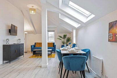 Stylish 1-Bed Penthouse + Roof Terrace | Sleeps 4