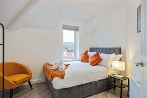 1 chambre, bureau, fer et planche à repasser, lit parapluie