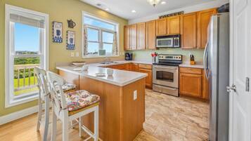 冷蔵庫、電子レンジ、オーブン、コンロ