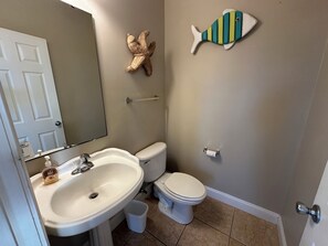 Dusch, handdukar, tvål och toalettpapper