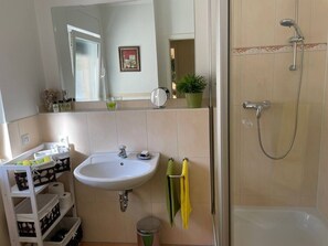 Shower, hair dryer, towels, soap - KRK Enjoy waterfalls, sun, beach and sea: Domicile Sunce Gudiča (Skradin)