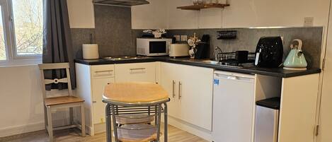 冷蔵庫、電子レンジ、食器洗い機、電気ポット