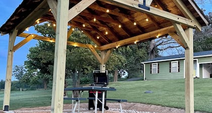 The Farm Cottage ~ Newly Renovated Charming farmhouse nestled in TN landscape