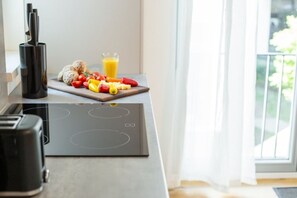 Kühlschrank, Mikrowelle, Ofen, Herdplatte