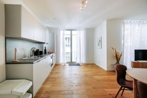 Een koelkast, een microgolfoven, een oven, een kookplaat