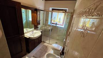 Shower, hair dryer, bidet, towels