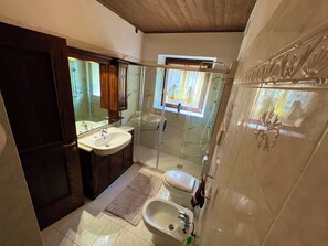 Douche, séchoir à cheveux, bidet, serviettes fournies