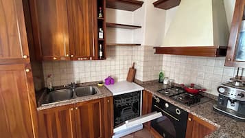 Microonde, forno, piano cottura, lavastoviglie