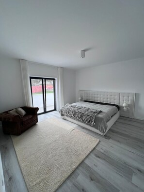 4 bedrooms, iron/ironing board, WiFi, bed sheets