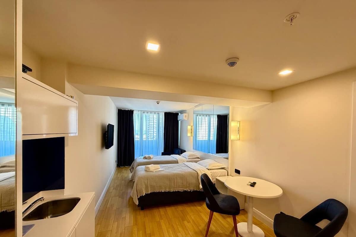 Junior Twin kamer, balkon, uitzicht op zee | Een laptopwerkplek, gratis wifi