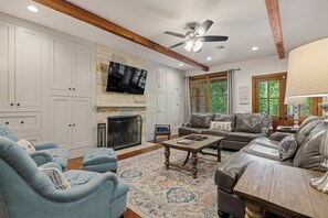 Smart TV, fireplace - NEW! Harvest Haus: A Spacious Luxury Downtown Retreat - Ideal for Gatherings! (Fredericksburg)